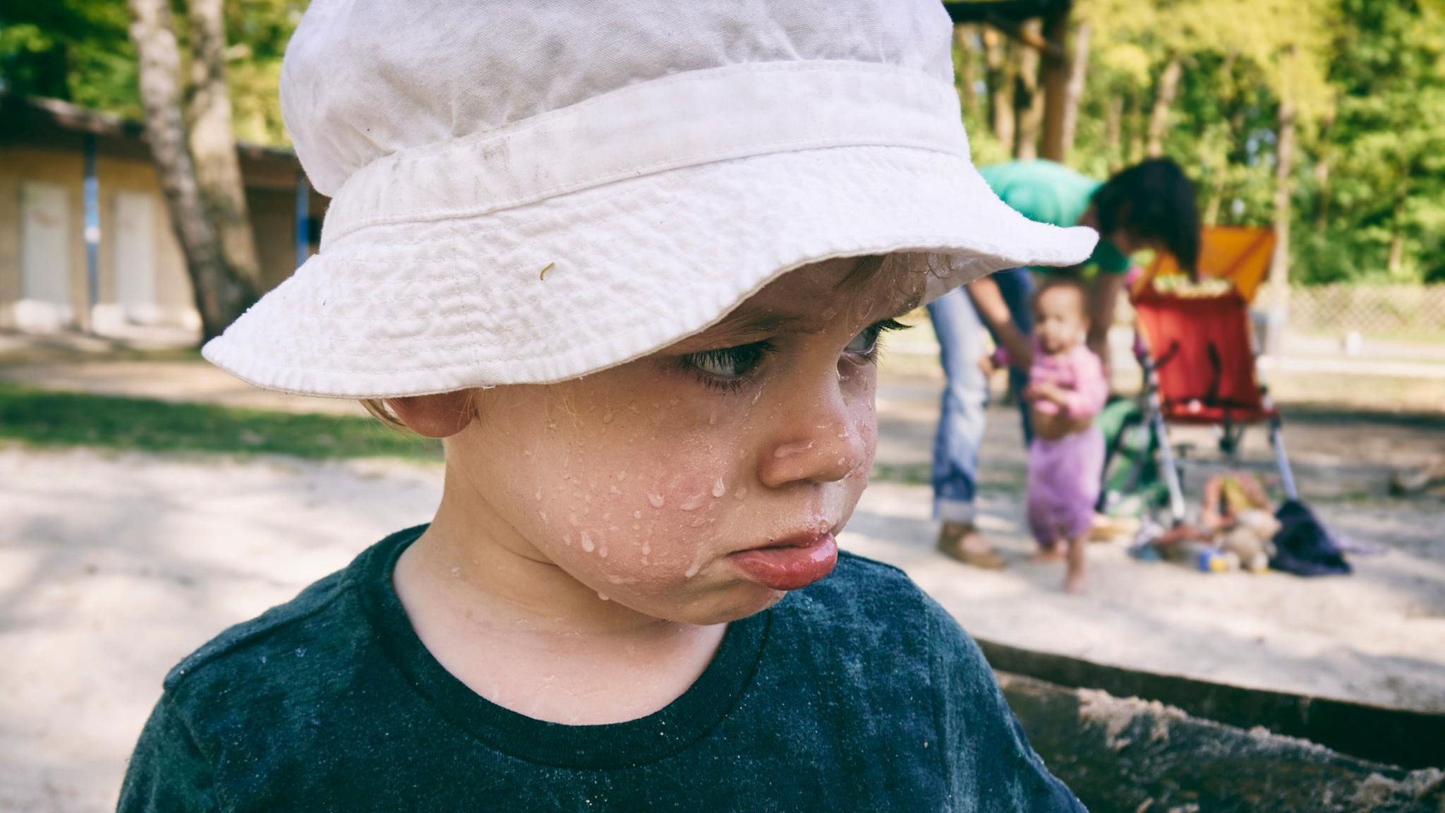 Tränen im Sand: Hauen gehört in einem gewissen Alter dazu – entscheidend ist, wie Eltern damit umgehen