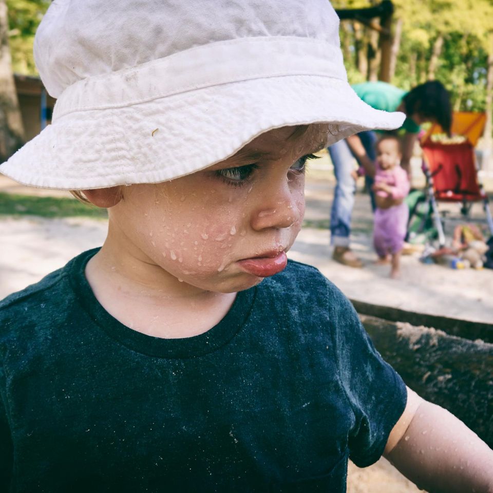 Tränen im Sand: Hauen gehört in einem gewissen Alter dazu – entscheidend ist, wie Eltern damit umgehen