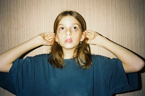 Foto einer Teenagerin, die mit Make-Up experimentiert