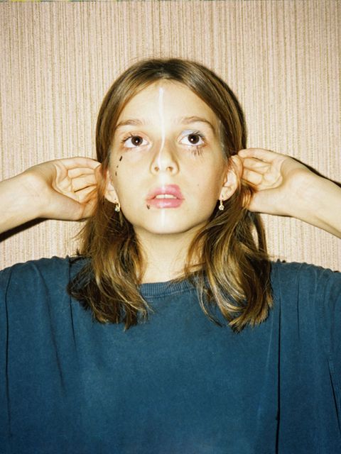 Foto einer Teenagerin, die mit Make-Up experimentiert