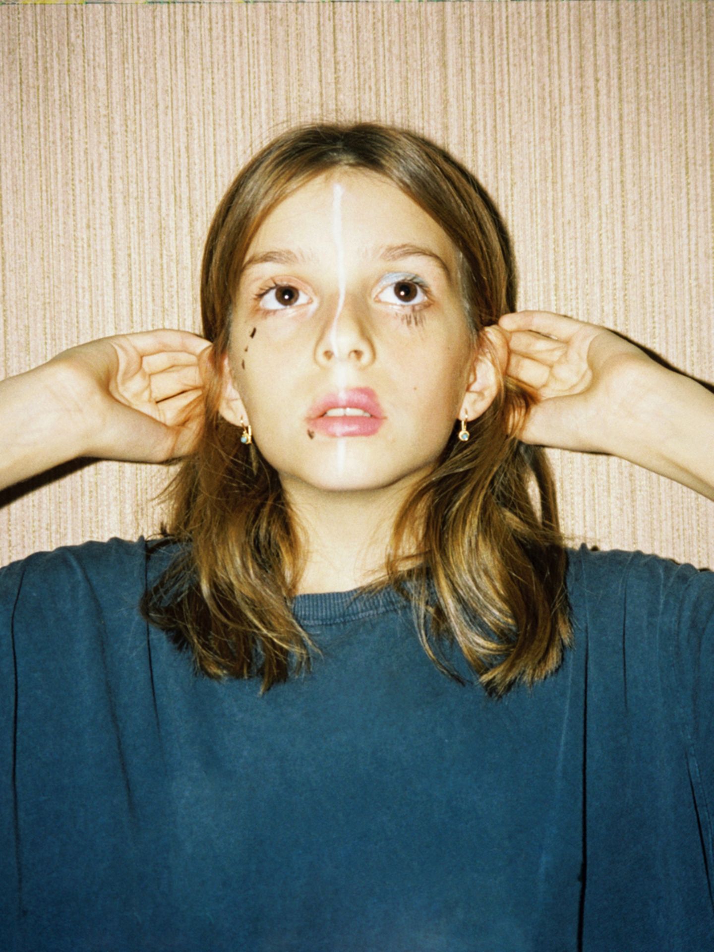 Foto einer Teenagerin, die mit Make-Up experimentiert