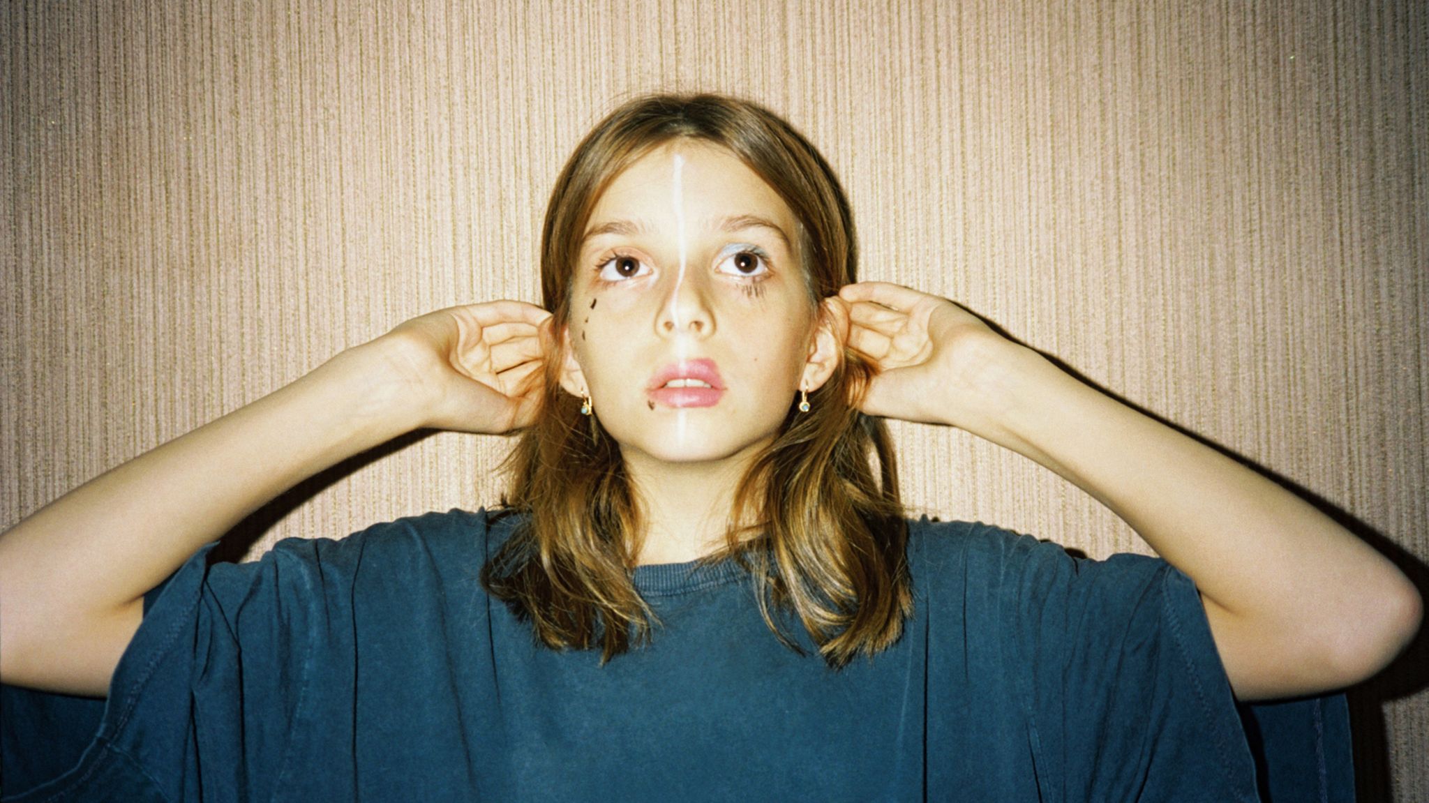 Foto einer Teenagerin, die mit Make-Up experimentiert