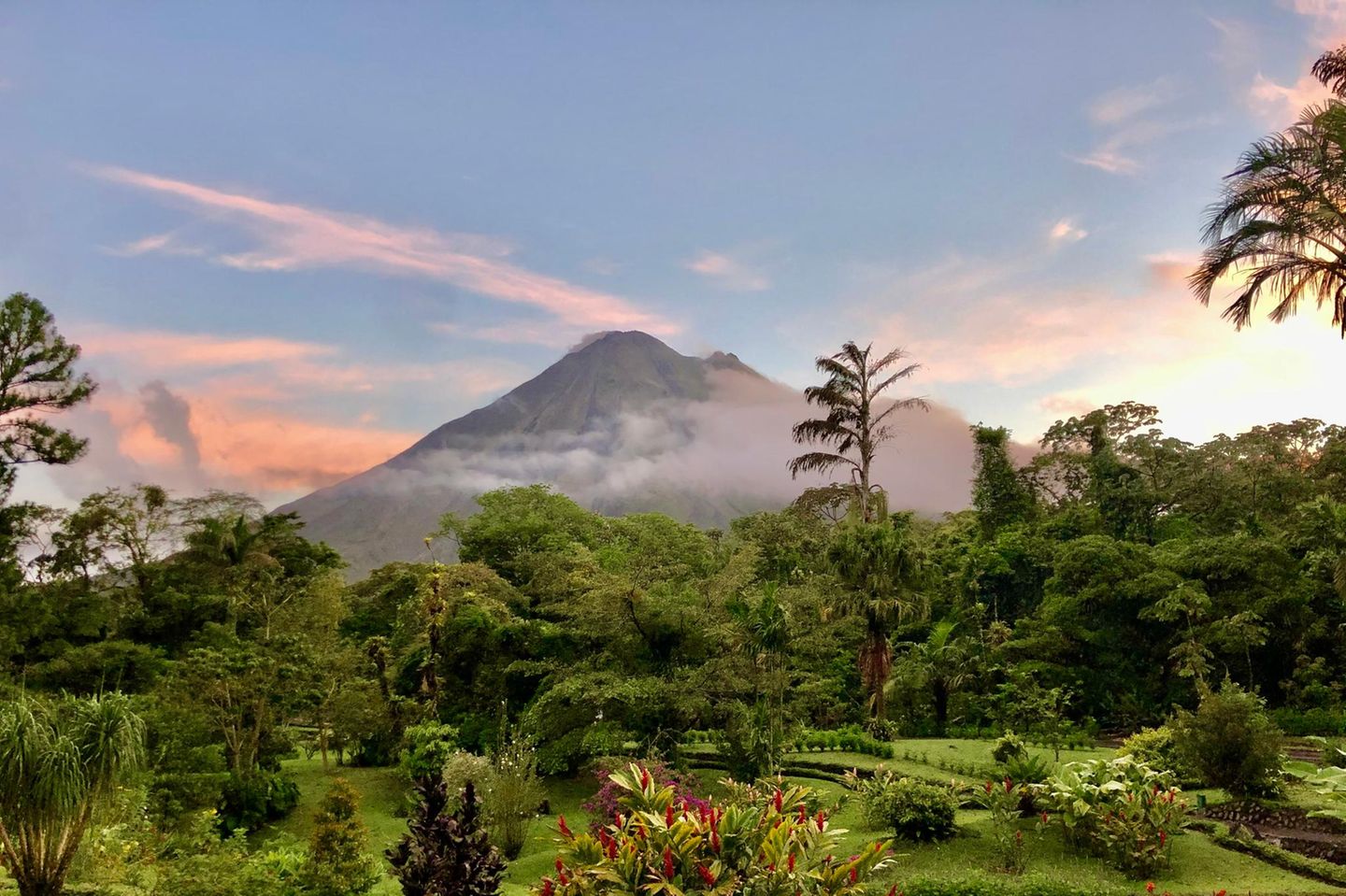 Blick über Landschaft Costa Rica mit dem Vulkan Arenal im Hintergrund