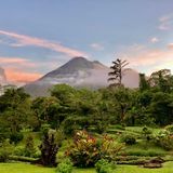 Blick über Landschaft Costa Rica mit dem Vulkan Arenal im Hintergrund