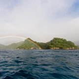 Blick auf die Küste Cocos Island/Costa Rica mit Regenbogen