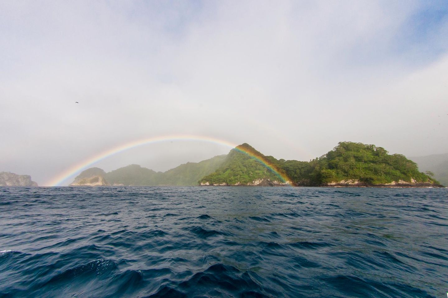 Blick auf die Küste Cocos Island/Costa Rica mit Regenbogen