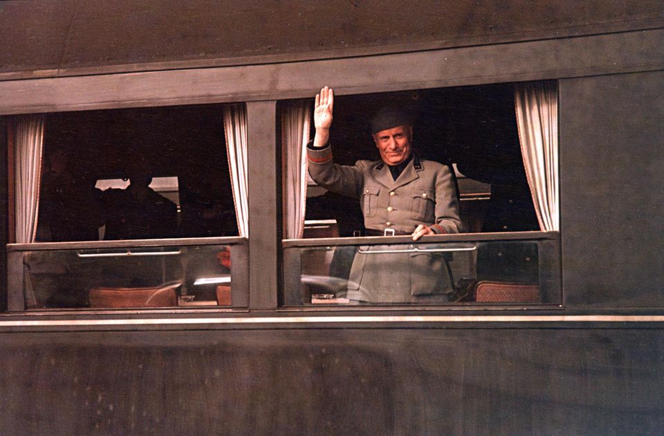Benito Mussolini, Staatschef der "Sozialen Republik Italien", winkt seinen deutschen Verbündeten zum Abschied 1944