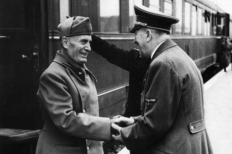 Am 22. April 1944 begrüßt Hitler seinen italienischen Verbündeten Mussolini zu einem Treffen in Schloss Kleßheim bei Salzburg