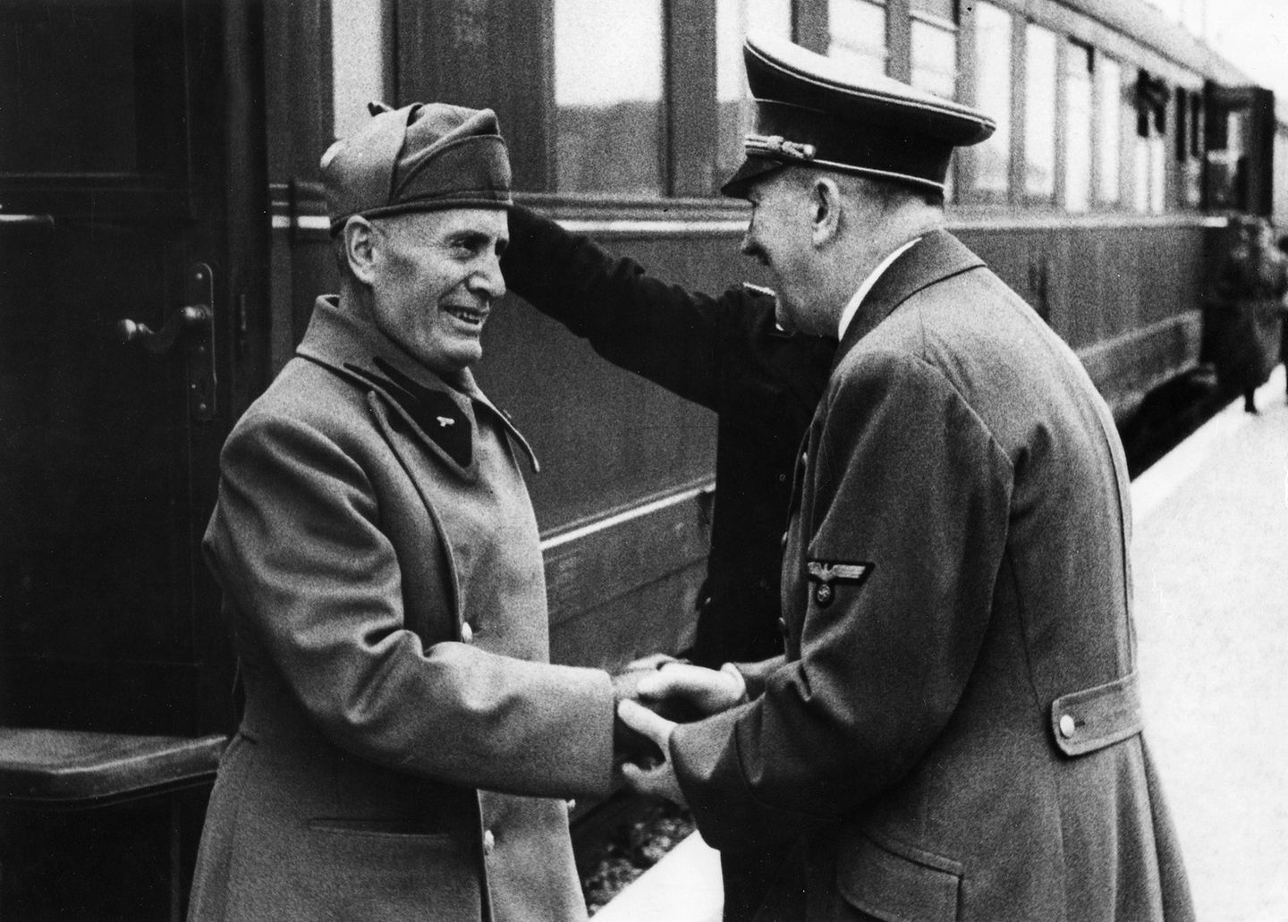 Am 22. April 1944 begrüßt Hitler seinen italienischen Verbündeten Mussolini zu einem Treffen in Schloss Kleßheim bei Salzburg