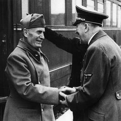 Am 22. April 1944 begrüßt Hitler seinen italienischen Verbündeten Mussolini zu einem Treffen in Schloss Kleßheim bei Salzburg