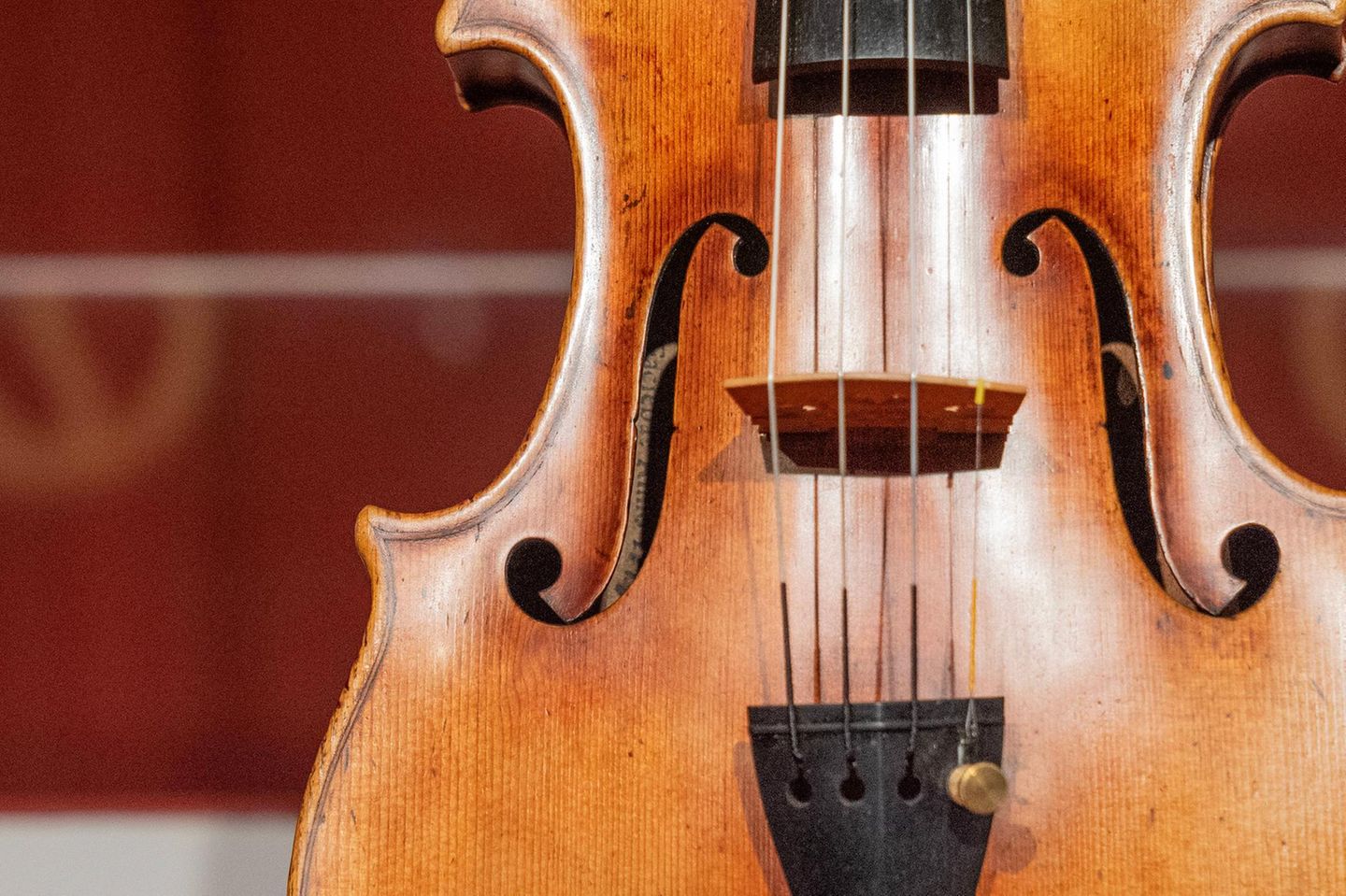 Die Joachim-Ma-Stradivari stammt aus dem Jahr 1714 – und damit aus der "goldenen Zeit" des cremoneser Meisters. Benannt ist sie nach zwei Vorbesitzern. Einer von ihnen war der Geigenvirtuose Joseph Joachim, der das Instrument sehr wahrscheinlich bei der Uraufführung des Violinkonzerts seines Freundes Johannes Brahms spielte. Am Pult damals, am 1. Januar 1879 in Leipzig: der Komponist