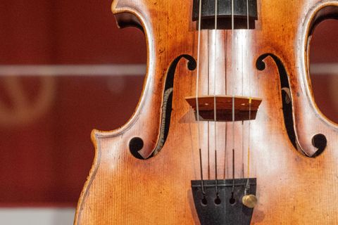 Die Joachim-Ma-Stradivari stammt aus dem Jahr 1714 – und damit aus der "goldenen Zeit" des cremoneser Meisters. Benannt ist sie nach zwei Vorbesitzern. Einer von ihnen war der Geigenvirtuose Joseph Joachim, der das Instrument sehr wahrscheinlich bei der Uraufführung des Violinkonzerts seines Freundes Johannes Brahms spielte. Am Pult damals, am 1. Januar 1879 in Leipzig: der Komponist