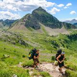 Milde Temperaturen und blühende Landschaften: Im Frühling ist Wandern im Trentino besonders schön. Jetzt ist die Zeit für entspannte Touren und genussvolle Aussichtsrouten. Viele einfache Strecken führen durch Apfelblüte und Rebhänge, etwa im Val di Non mit seinen bunten Obstwiesen oder auf dem Nosiola-Trail im Valle dei Laghi. Wer höher hinaus will, sollte wissen, dass viele Hütten und Dolomitenwege erst ab Ende Mai oder im Juni öffnen. Ideal für den Start in die Wandersaison sind daher Panorama- und Genusswege in mittleren Höhenlagen.