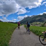 Im Fahrradsattel durch die blühende Natur: Im Frühling eignet sich das Trentino hervorragend für gemütliche Panorama-Radtouren. Als einer der schönsten Radwege Italiens gilt der Valsugana-Radweg: Rund 80 Kilometer führen von Pergine und dem Caldonazzosee über Levico Terme und entlang der Brenta bis nach Bassano del Grappa. Die Strecke ist größtenteils flach und gesäumt von Bergen, Seen, Burgen und Thermen. Unterwegs laden radlerfreundliche Bicigrills und kleine Gasthäuser zu Pausen ein – bei regionaler Küche, einem Glas Wein oder einem Kaffee mit Aussicht.