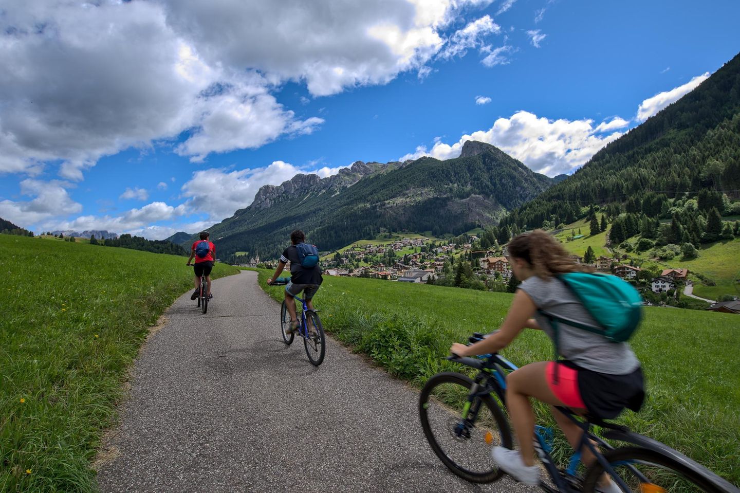 Im Fahrradsattel durch die blühende Natur: Im Frühling eignet sich das Trentino hervorragend für gemütliche Panorama-Radtouren. Als einer der schönsten Radwege Italiens gilt der Valsugana-Radweg: Rund 80 Kilometer führen von Pergine und dem Caldonazzosee über Levico Terme und entlang der Brenta bis nach Bassano del Grappa. Die Strecke ist größtenteils flach und gesäumt von Bergen, Seen, Burgen und Thermen. Unterwegs laden radlerfreundliche Bicigrills und kleine Gasthäuser zu Pausen ein – bei regionaler Küche, einem Glas Wein oder einem Kaffee mit Aussicht.