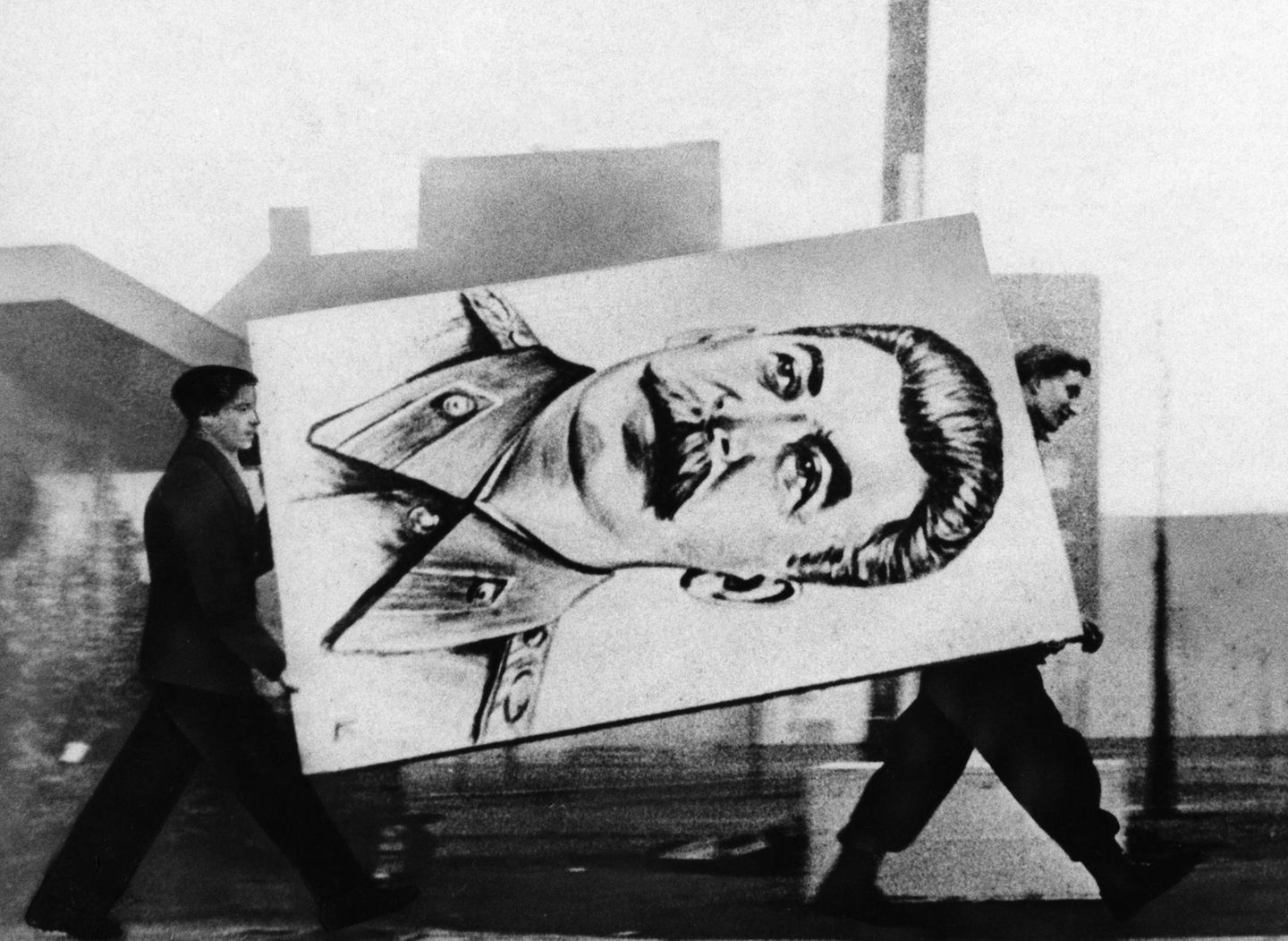 Abgehängt: Zwei Männer entfernen im Zuge der von Chruschtschow angeordneten Beendigung des Stalinkults ein Plakat mit dem Konterfei des Diktators