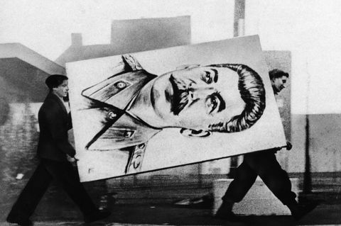 Abgehängt: Zwei Männer entfernen im Zuge der von Chruschtschow angeordneten Beendigung des Stalinkults ein Plakat mit dem Konterfei des Diktators