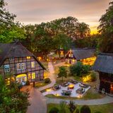 Blick hinab auf Häuser, Stimbekhof Lüneburger Heide