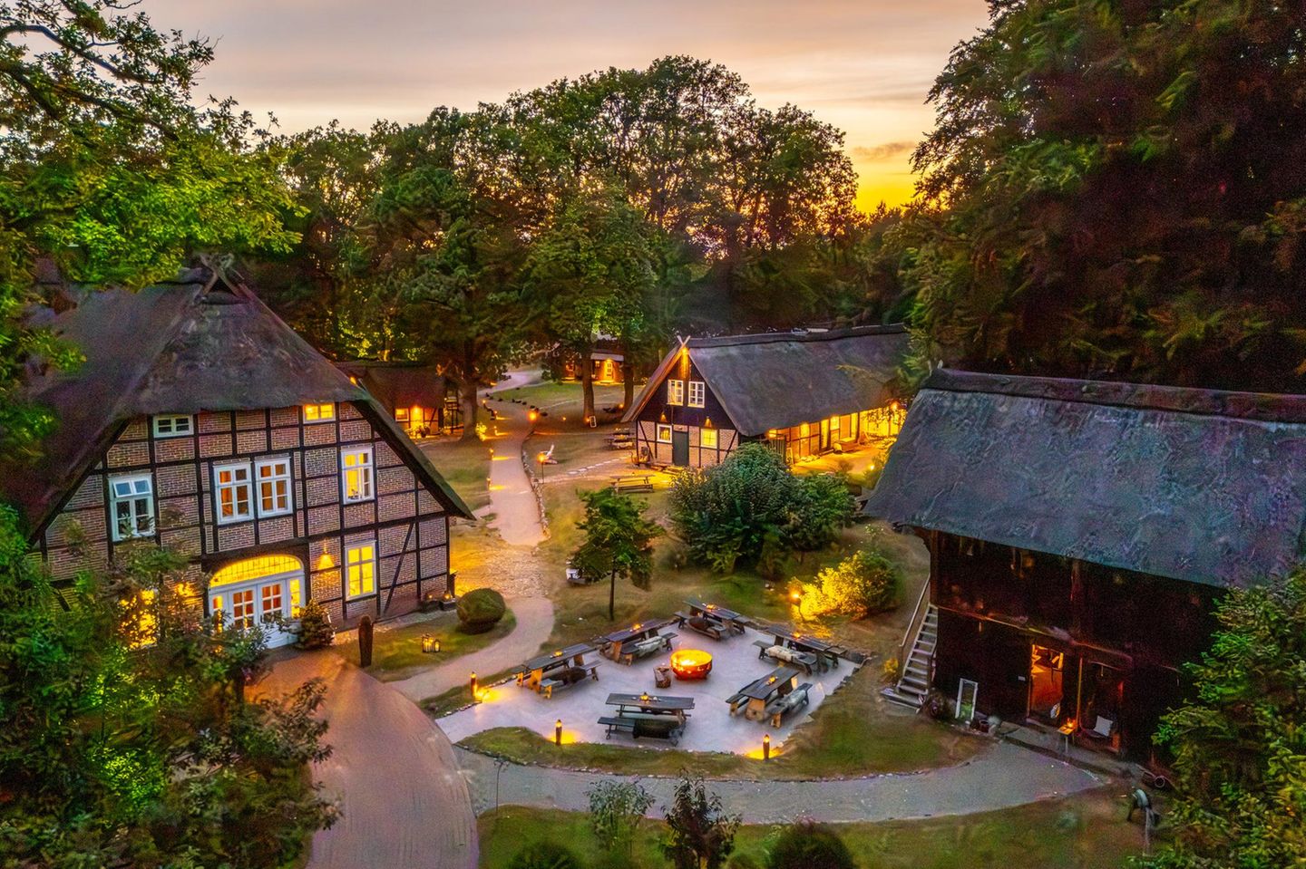 Blick hinab auf Häuser, Stimbekhof Lüneburger Heide
