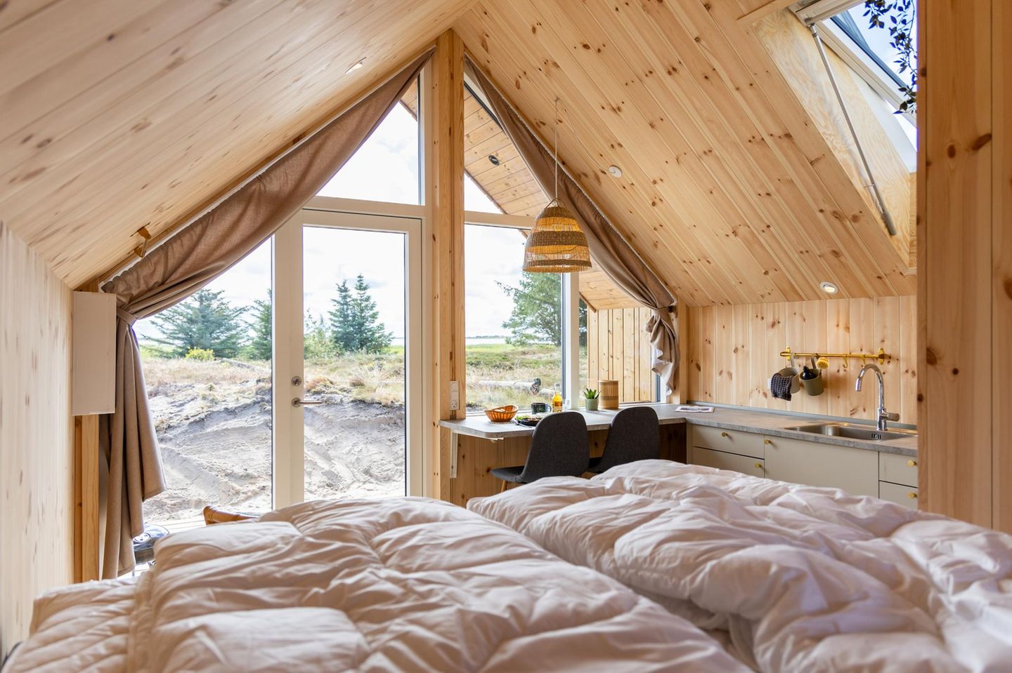 Bilberghus Dänemark mit Blick durch Fenster auf Bäume