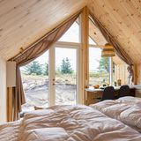 Bilberghus Dänemark mit Blick durch Fenster auf Bäume