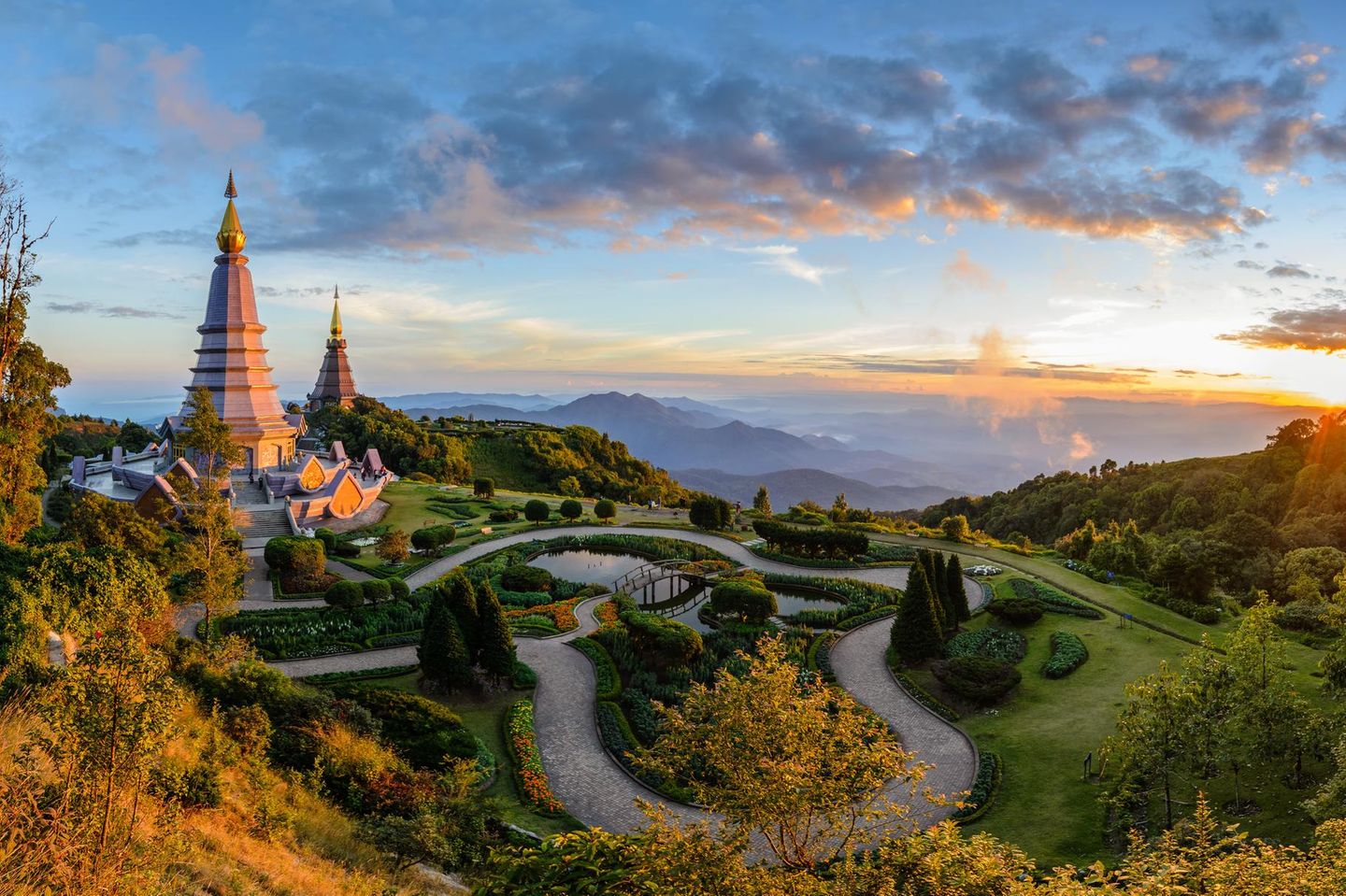 Etwa 700 Kilometer nördlich von Bangkok liegt Chiang Mai, einst Hauptstadt des Königreichs Lanna. Von dieser eigenständigen Geschichte erzählen noch heute mehr als 200 antike Tempel im nordthailändischen Stil. Bekannt ist die zweitgrößte Stadt des Landes auch für traditionelle Handwerkskunst, lebhafte Nachtmärkte und ausgezeichnetes Streetfood. Vor ihren Toren breitet sich die weite Natur des Ping-Tals aus: Gebirgsketten, Wälder, Dschungel, Reisfelder, Wasserfälle und Flussläufe laden zum Erkunden ein. Ein beliebter Tagesausflug führt in den Doi-Inthanon-Nationalpark (oben im Bild). Hier erhebt sich mit 2656 Metern der höchste Berg Thailands, die Luft ist angenehm kühl – und das Naturerlebnis unbedingt einen Besuch wert.