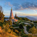 Etwa 700 Kilometer nördlich von Bangkok liegt Chiang Mai, einst Hauptstadt des Königreichs Lanna. Von dieser eigenständigen Geschichte erzählen noch heute mehr als 200 antike Tempel im nordthailändischen Stil. Bekannt ist die zweitgrößte Stadt des Landes auch für traditionelle Handwerkskunst, lebhafte Nachtmärkte und ausgezeichnetes Streetfood. Vor ihren Toren breitet sich die weite Natur des Ping-Tals aus: Gebirgsketten, Wälder, Dschungel, Reisfelder, Wasserfälle und Flussläufe laden zum Erkunden ein. Ein beliebter Tagesausflug führt in den Doi-Inthanon-Nationalpark (oben im Bild). Hier erhebt sich mit 2656 Metern der höchste Berg Thailands, die Luft ist angenehm kühl – und das Naturerlebnis unbedingt einen Besuch wert.