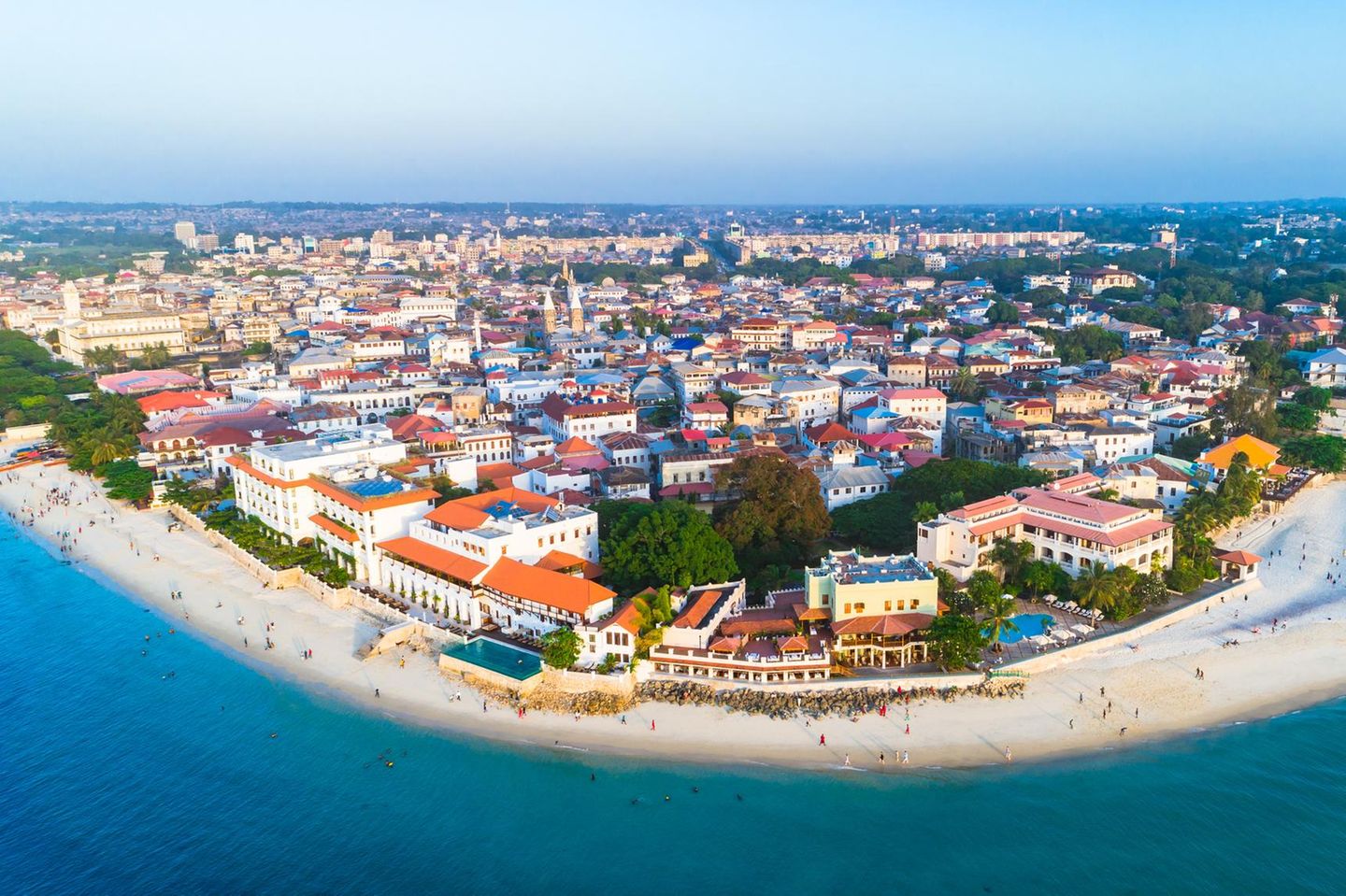Weiße Puderzuckerstrände unter Palmen: Wer nach Sansibar reist, erwartet Postkartenidylle – und wird nicht enttäuscht. Doch das jahrhundertealte Hauptstadtviertel "Stone Town" bietet noch viel mehr. Paläste, Handelshäuser, Krämerläden und bunte Märkte reihen sich hier aneinander. Vor der Küste dümpeln traditionelle Holzschiffe, die Dhaus, im türkisfarbenen Wasser. Erbaut wurde der historische Stadtkern einst von Arabern, die aus dem Oman einwanderten. Aus dieser Zeit rührt auch der Name: Stone Town besteht hauptsächlich aus Korallenstein. Auf die orientalischen folgten indische und europäische Einflüsse und formten die ostafrikanische Handelsstadt zu einem Schmelztiegel. Aufgrund ihrer einzigartigen Kulturgeschichte zählt sie heute zum UNESCO-Weltkulturerbe.