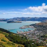 Christchurch/Ōtautahi galt früher als altenglische Stadt Neuseelands, deren Architektur und weitläufige Parks deutlich vom britischen Kolonialerbe erzählten. Doch der historische Charme wurde beim verheerenden Erdbeben von 2011 weitgehend zerstört. Die "Garden City" musste sich neu erfinden: Mitgestaltet vom örtlichen Maori-Stamm Ngāi Tahu rückten Natur und Nachhaltigkeit in den Fokus. Ein historisches Überbleibsel ist die New Regent Street mit ihren pastellfarbenen Häusern aus den 1930er-Jahren. Cafés und kleine Läden laden zum Bummeln ein, während die Trambahn gemütlich vorbeizieht. Christchurch ist der ideale Ausgangspunkt für einen Roadtrip über die Südinsel Neuseelands. Ganz in der Nähe liegt zum Beispiel die vulkanische Banks Peninsula. Hier warten sanfte Hügel, wunderschöne Buchten, seltene Delfine und die französisch geprägten Kleinstadt Akaroa darauf, entdeckt zu werden.