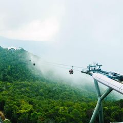 Dichte Regenwälder, weiße Strände und türkisblaues Wasser: Der tropische Langkawi-Archipel aus 99 Inseln vor der Nordwestküste Malaysias ist ein vielseitiges Naturparadies. Bis zu 500 Millionen Jahre alte Felsen, ursprüngliche Mangroven und Fossilien öffnen hier, in der ersten UNESCO-Global-Geopark-Region Südostasiens, ein Fenster in die Erdgeschichte. Über allem schwebt auf der Hauptinsel Pulau Langkawi die 125 Meter lange Sky Bridge, eine spektakuläre Brücke mit Glasbodensegmenten. Erreichbar ist sie als Zwischenstopp mit dem Cable Car, der Seilbahn auf den Gipfel des Machinchang. Von deren Talstation ist es nicht weit zum Telaga-Tujuh-Wasserfall mit seinen natürlichen Wasserbecken – ideal für eine erfrischende Badepause.
