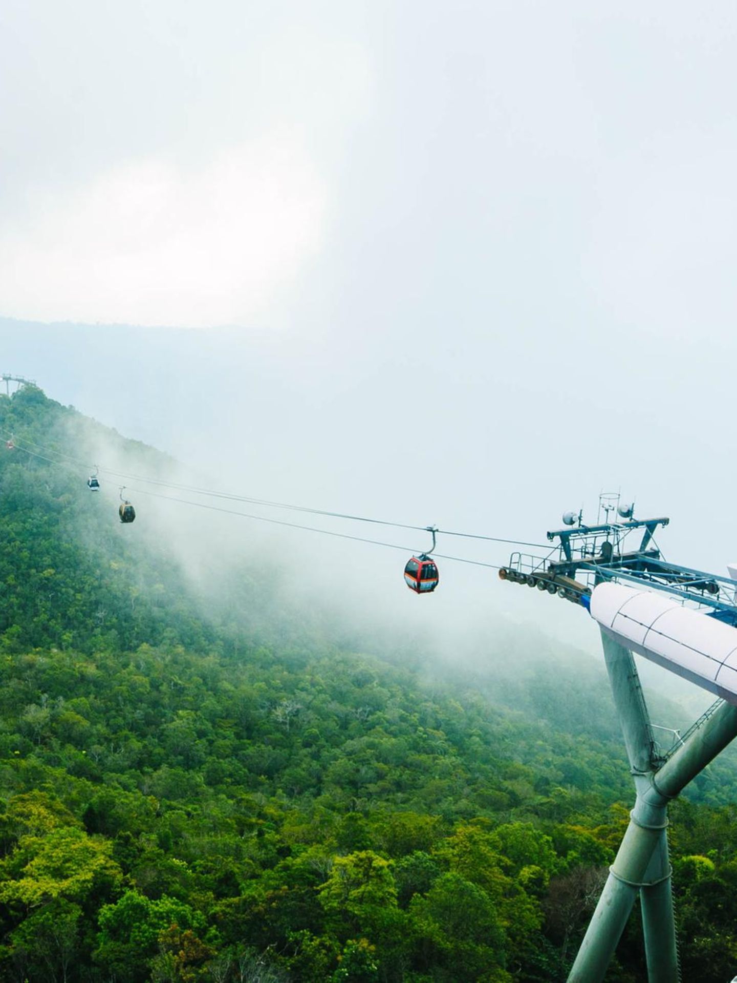 Dichte Regenwälder, weiße Strände und türkisblaues Wasser: Der tropische Langkawi-Archipel aus 99 Inseln vor der Nordwestküste Malaysias ist ein vielseitiges Naturparadies. Bis zu 500 Millionen Jahre alte Felsen, ursprüngliche Mangroven und Fossilien öffnen hier, in der ersten UNESCO-Global-Geopark-Region Südostasiens, ein Fenster in die Erdgeschichte. Über allem schwebt auf der Hauptinsel Pulau Langkawi die 125 Meter lange Sky Bridge, eine spektakuläre Brücke mit Glasbodensegmenten. Erreichbar ist sie als Zwischenstopp mit dem Cable Car, der Seilbahn auf den Gipfel des Machinchang. Von deren Talstation ist es nicht weit zum Telaga-Tujuh-Wasserfall mit seinen natürlichen Wasserbecken – ideal für eine erfrischende Badepause.