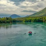 Bären, Elche, Wölfe, Weißkopfseeadler, Papageientaucher: Schon die Tierwelt auf diesem Fleckchen Erde ist ein Erlebnis für sich. Selbst in den rustikalen Städten der Halbinsel Kenai sind Wildtiersichtungen keine Seltenheit. Jenseits der Ortschaften zeigt sich Alaska dann, wie es im Buche steht: Gletscher, Fjorde, Wasserfälle, klare Flüsse und tiefe Wälder prägen die Landschaft. Kein Wunder, dass Wandern, Kajak- und Bootstouren zu den beliebtesten Unternehmungen hier zählen. Im Sommer ziehen zusätzlich die Wale in die türkisblauen Buchten der Fjorde. Vor allem Orcas und Buckelwale, aber auch Grau- und sogar Blauwale legen hier Zwischenstopps ein, um sich am reichen Krill- und Fischangebot satt zu fressen. Das Wetter bleibt selbst in den warmen Monaten kühl und wechselhaft. Eine Regenjacke und flexible, wärmende Outdoor-Kleidung gehören deshalb unbedingt ins Reisegepäck.