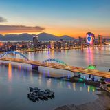 Für Vietnam-Kenner ist sie längst kein Geheimtipp mehr, und doch steht Da Nang, immerhin die größte Stadt Zentralvietnams, im Schatten von Hanoi, Ho-Chi-Minh-Stadt oder Hoi An. Einst lag sie im Einflussbereich des Cham-Reiches, dessen kulturelles Erbe heute im Da Nang Museum of Cham Sculpture gewürdigt wird. Während der französischen Kolonialzeit war die Hafenstadt ein wichtiger Stützpunkt, später ein zentraler Schauplatz des Vietnamkriegs. Heute finden Reisende hier eine dynamische Metropole mit gläsernen Hochhausfassaden und lebendiger Uferpromenade. Wahrzeichen der Stadt ist die bunt illuminierte Drachenbrücke über den Han-Fluss, die am Wochenende abends spektakulär Feuer und Wasser speit. Bei Surfern und Badegästen sind die langen Sandstrände wie der legendäre China Beach beliebt. Unbedingt sehenswert sind außerdem die nahegelegenen Marmorberge mit ihren Aussichtspunkten, Tempeln, Höhlen und Grotten.