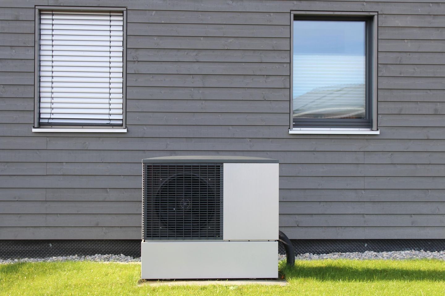 Wärmepumpe im Vorgarten