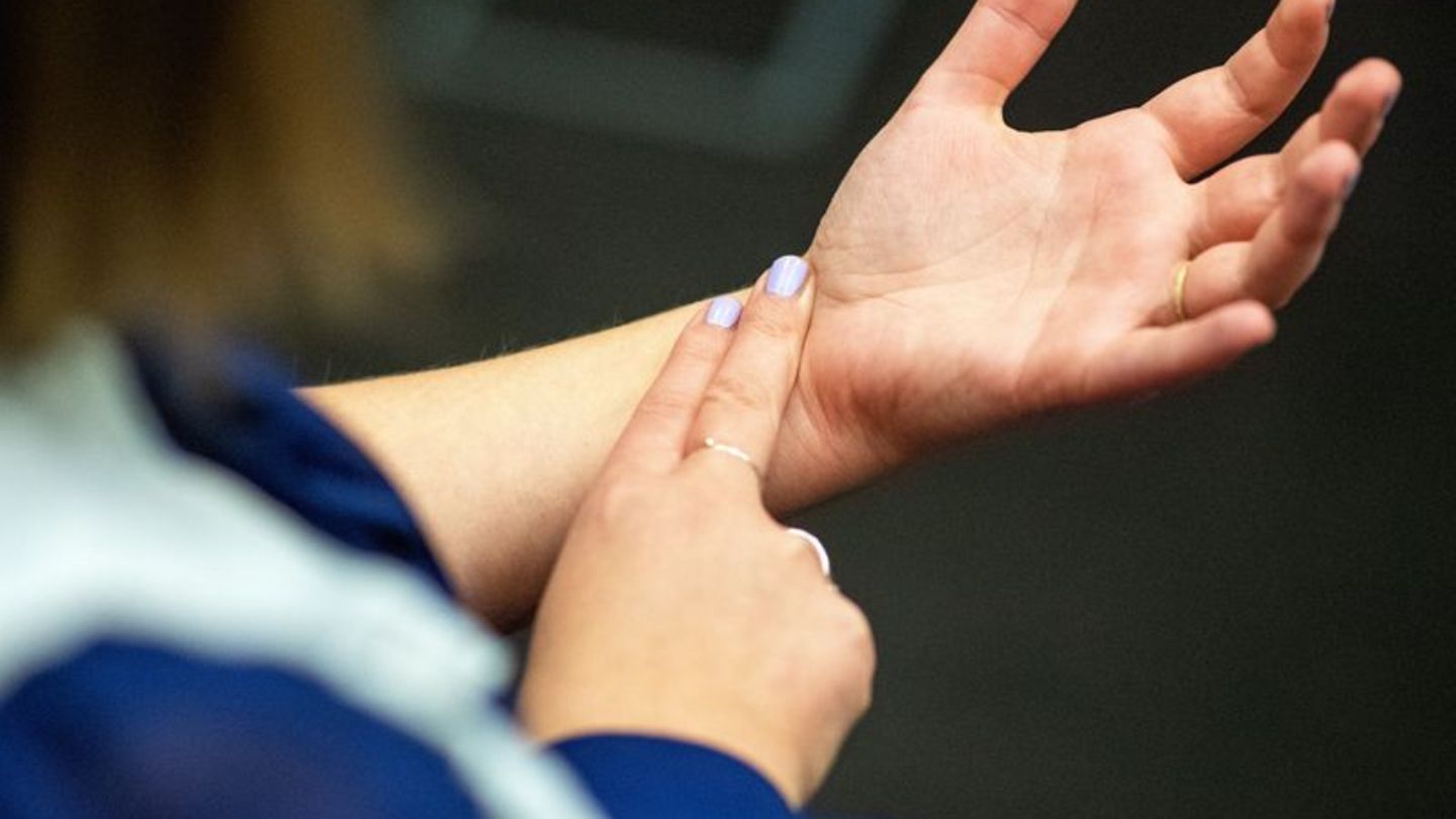 Zwei Finger, 30 Sekunden zählen, mal zwei nehmen – fertig ist der Minutenpuls. Wichtig: Nicht mit dem Daumen messen, der hat sei