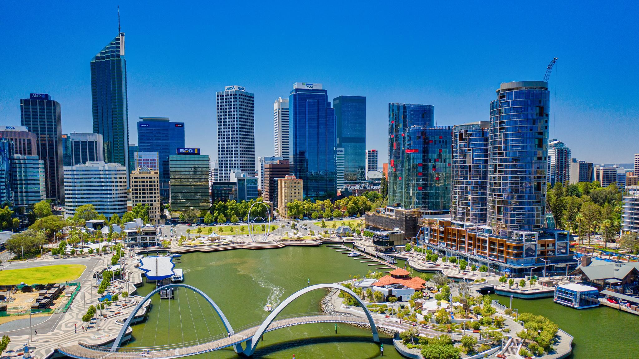 Häuser und Wasser am Elizabeth Quay, Perth