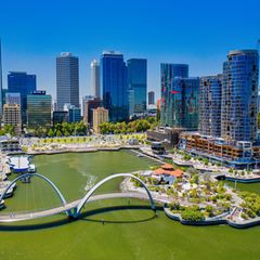 Häuser und Wasser am Elizabeth Quay, Perth