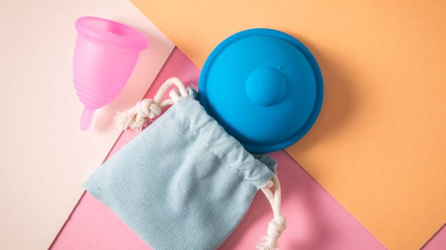 Eine Menstruationsdisc ist eine flachere Variante der Menstruationstasse. Foto: Christin Klose/dpa-tmn