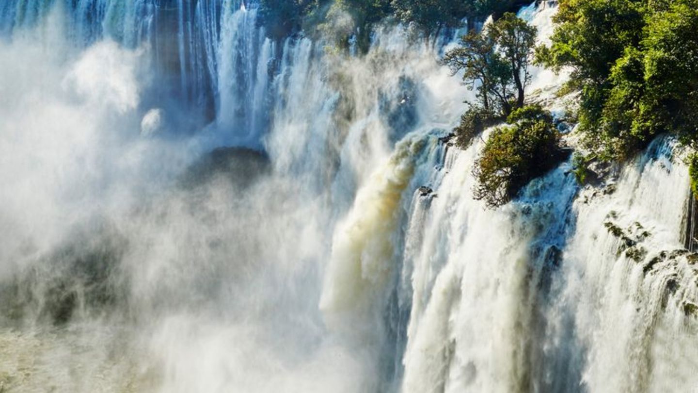 Aus 105 Metern Höhe rauschen die Kalandula-Fälle im Nordwesten Angolas hinab. Foto: Robert Haidinger/Angola Tourism Board/dpa-tm