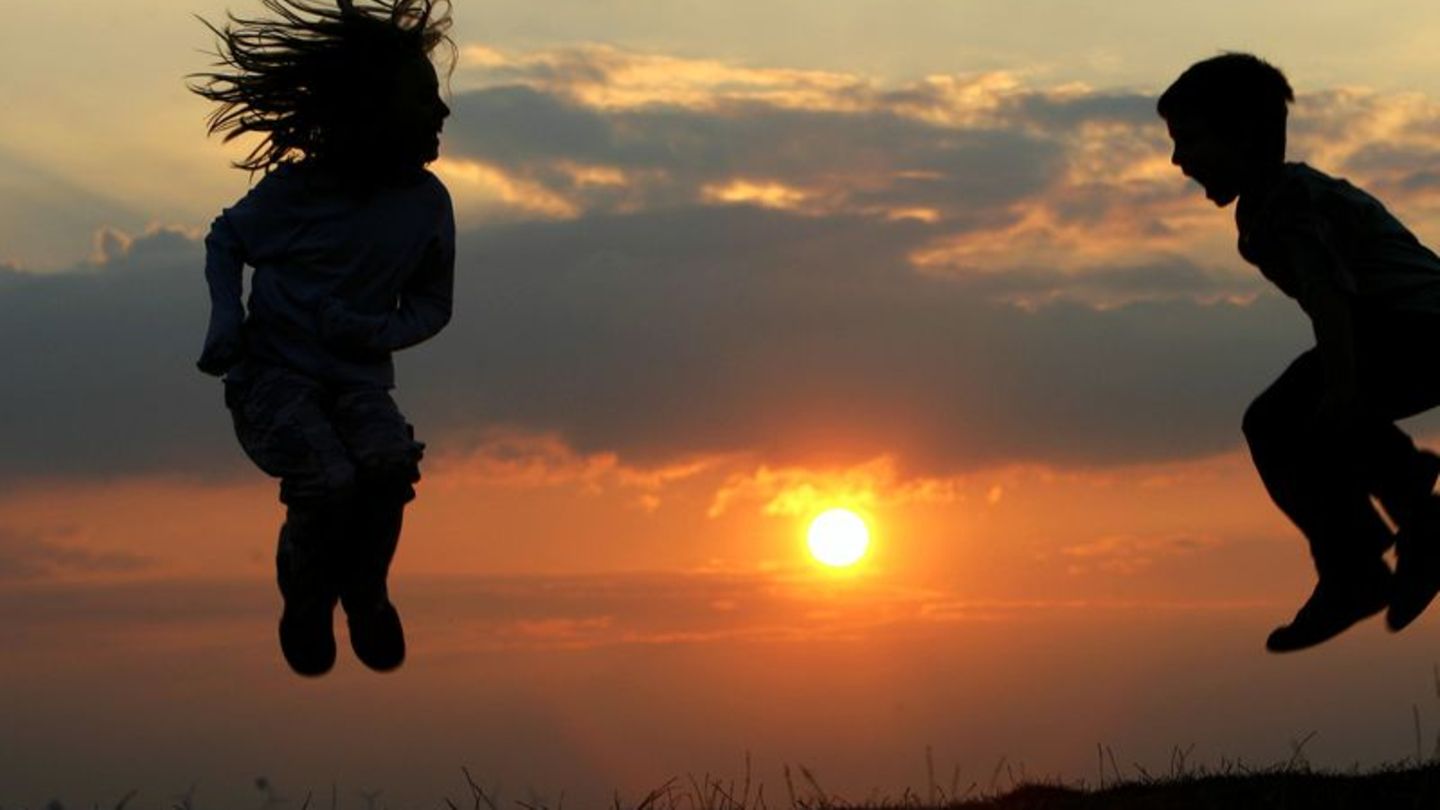 Gemeinsam spielen - sich fremden Kindern kann das anfangs schwerfallen. (Symbolbild) Foto: Arno Burgi/dpa-Zentralbild/dpa