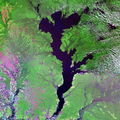 Der Mai-Ndombe-See liegt in einer Schleife des Kongo. Seine Fläche schwankt je nach Wasserstand zwischen 2300 (in der Trockenzeit) und 8000 Quadratkilometern (in der Regenzeit)