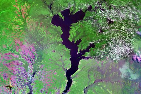 Der Mai-Ndombe-See liegt in einer Schleife des Kongo. Seine Fläche schwankt je nach Wasserstand zwischen 2300 (in der Trockenzeit) und 8000 Quadratkilometern (in der Regenzeit)