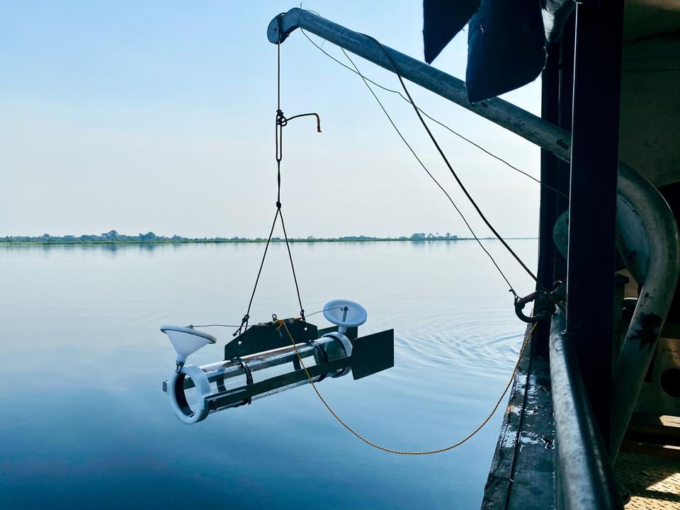 Mit einem eigens an der ETH Zürich entwickelten Gerät entnahmen die Forschenden Wasserproben in verschiedenen Tiefen des Sees