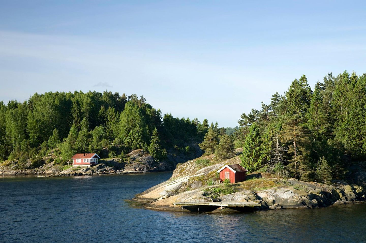 Rote Häuschen am Gullmarn-Fjord, Bohuslän, Schweden