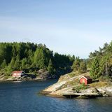 Rote Häuschen am Gullmarn-Fjord, Bohuslän, Schweden
