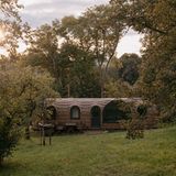 Blick auf Tiny House von Stall und Sterne, daneben Bäume