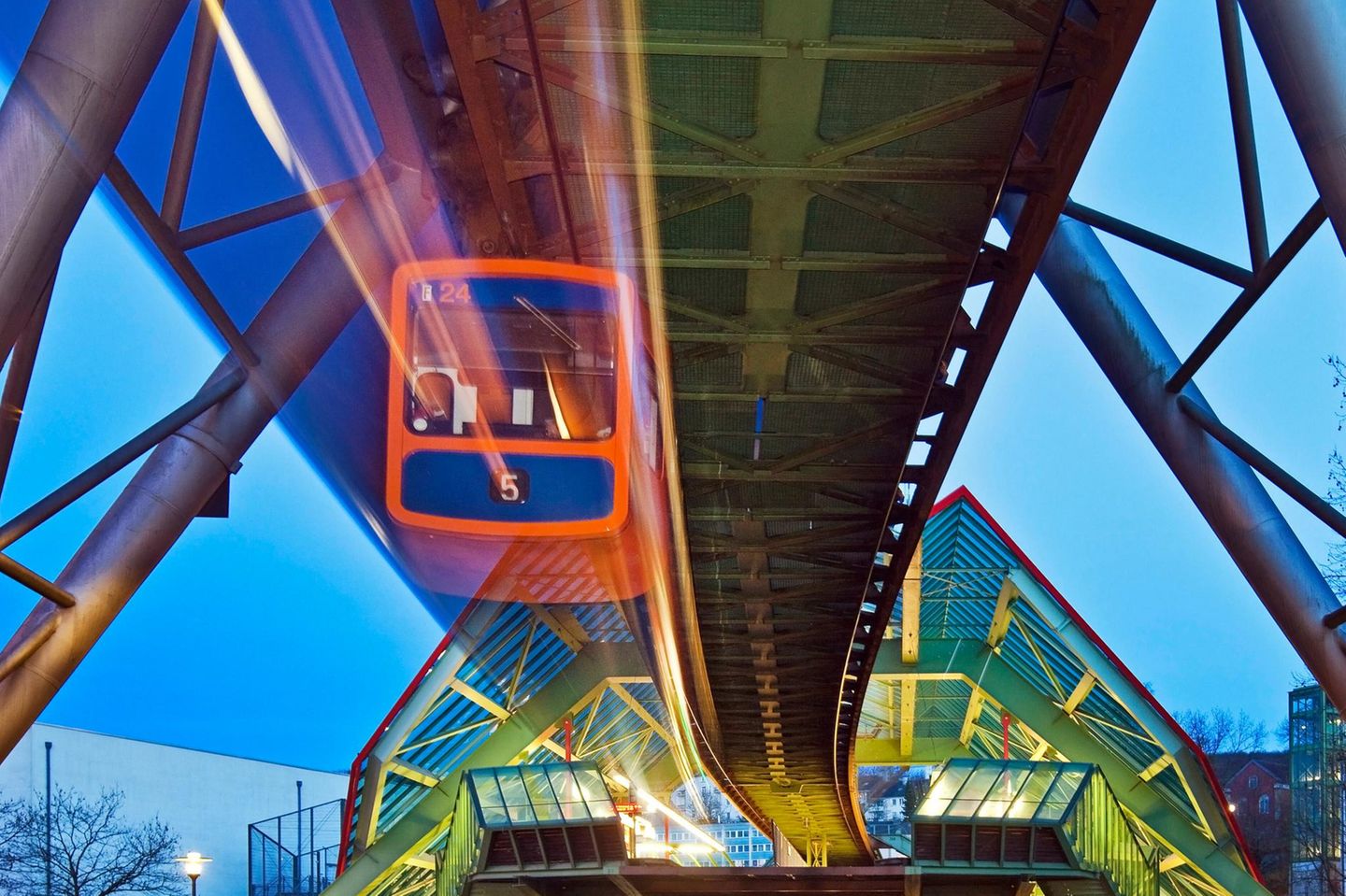 Wuppertaler Schwebebahn in der Dämmerung