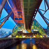 Wuppertaler Schwebebahn in der Dämmerung