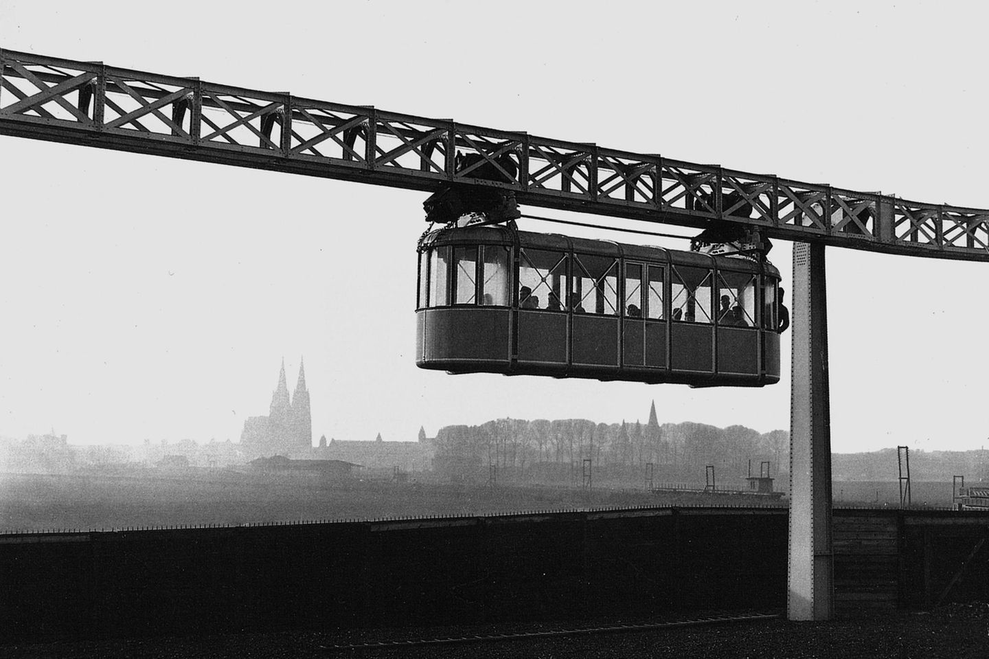 Auf der rechten Rheinseite von Köln: Testfahrt auf dem Gelände der Firma Van der Zypen & Charlier in Deutz