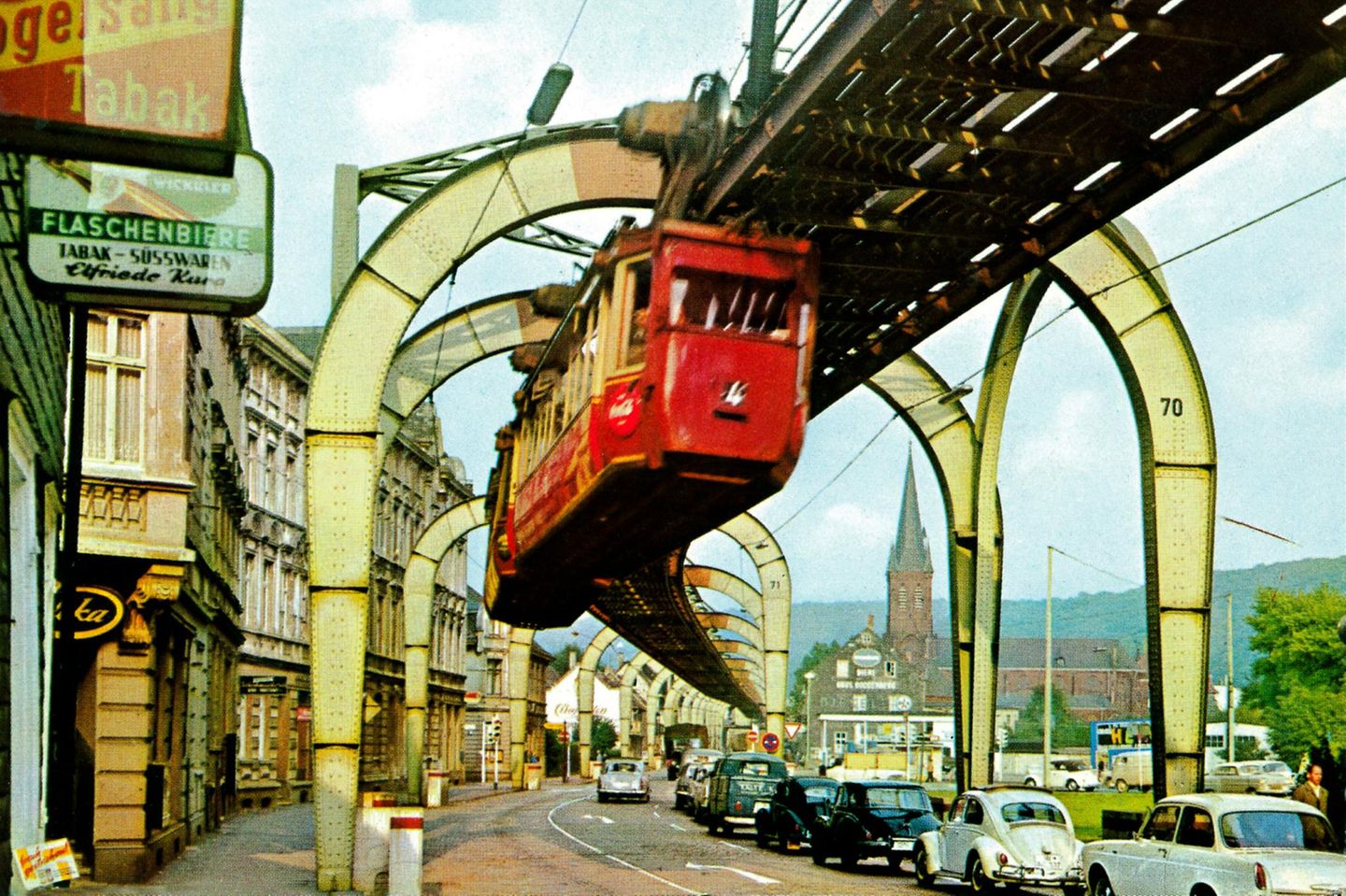 Schwebebahn fährt durch Wuppertal, 1970